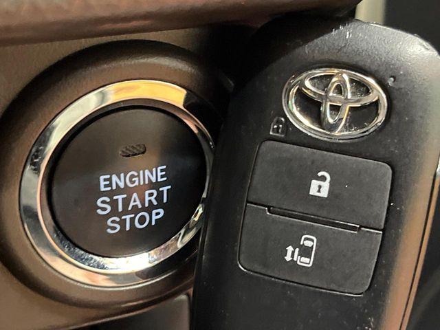 【スマートキー】カバンやポケットに入れたままでもドアの施錠・解錠が可能なスマートキーを装備。エンジンのオン・オフ時もカギを取り出す必要が無いからとっても便利です♪