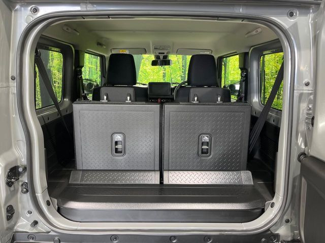 普段のお買い物や通勤、送迎等に十分な荷室スペースを確保しております。セカンドシートを倒すと、大きな荷物の積載も可能です♪