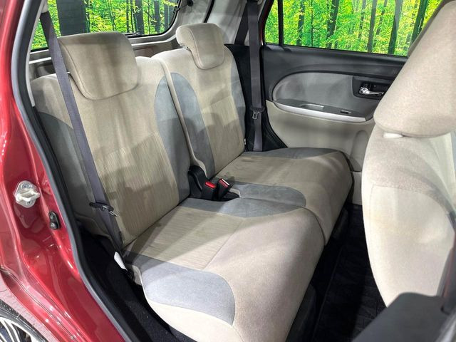後部座席も気になるようなキズ・汚れやへたり等、大きなダメージはなく、良好な状態です。