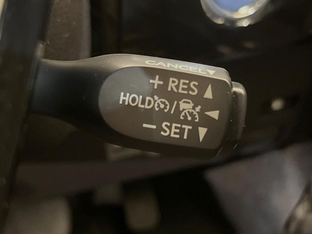 【レーダークルーズコントロール】高速道路での長距離走行が楽に!!自動で速度を保つクルーズコントロールが、衝突軽減システムと連携し、前方の車両を感知して車間を保つように速度調節してくれます!!