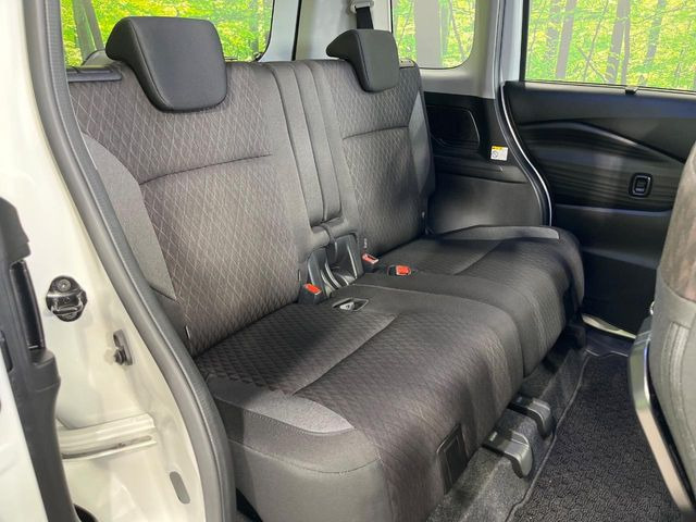 後部座席も気になるようなキズ・汚れやへたり等、大きなダメージはなく、良好な状態です。