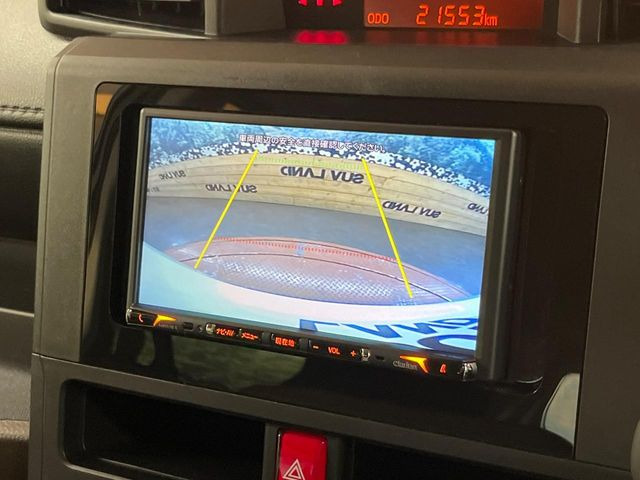 【バックカメラ】駐車時に後方がリアルタイム映像で確認できます。大型商業施設や立体駐車場での駐車時や、夜間のバック時に大活躍!運転スキルに関わらず、今や必須となった装備のひとつです!