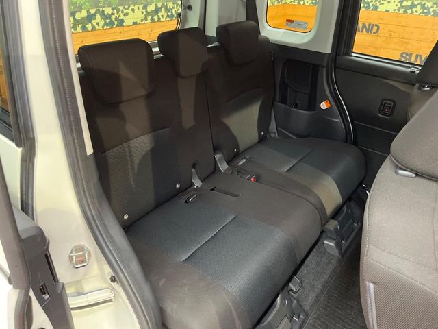後部座席も気になるようなキズ・汚れやへたり等、大きなダメージはなく、良好な状態です。