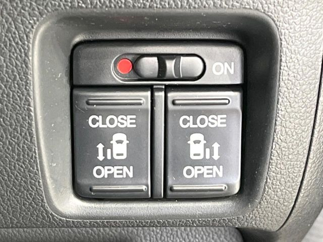 【両側パワースライドドア】スマートキーや運転席のスイッチで後席両側スライドドアの開閉が可能♪電動だから力を入れてドアを開ける必要が無く、小さなお子様でも簡単に開け閉めでき快適です♪