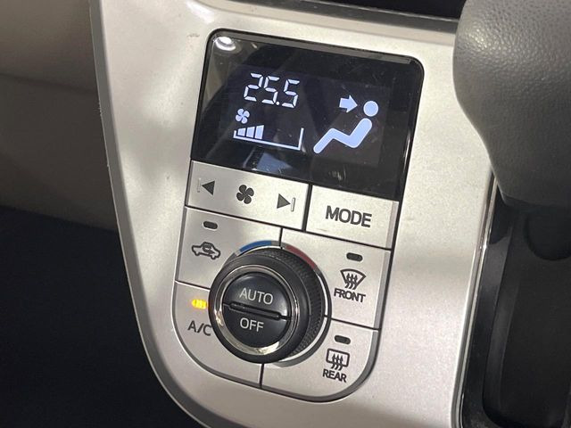 【オートエアコン】一度お好みの温度に設定すれば、車内の温度を検知し風量や温度を自動で調整。暑い…寒い…と何度もスイッチ操作をする必要はありません。快適な車内空間には必須の機能ですね♪