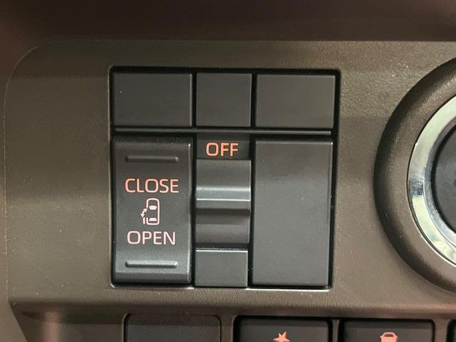 【パワースライドドア】スマートキーや運転席のスイッチでスライドドアの開閉が可能♪電動だから力を入れてドアを開ける必要が無く、小さいお子様でも、重い荷物を持っている時もラクに開け閉めできます♪