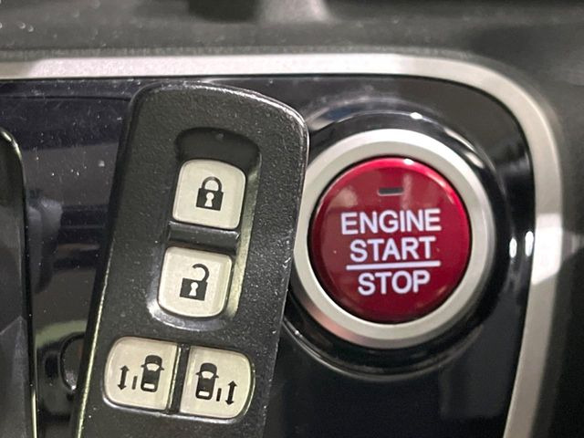 【Hondaスマートキー】カバンやポケットに入れたままでもドアの施錠・解錠が可能なスマートキーを装備。エンジンのオン・オフ時もカギを取り出す必要が無いからとっても便利です♪