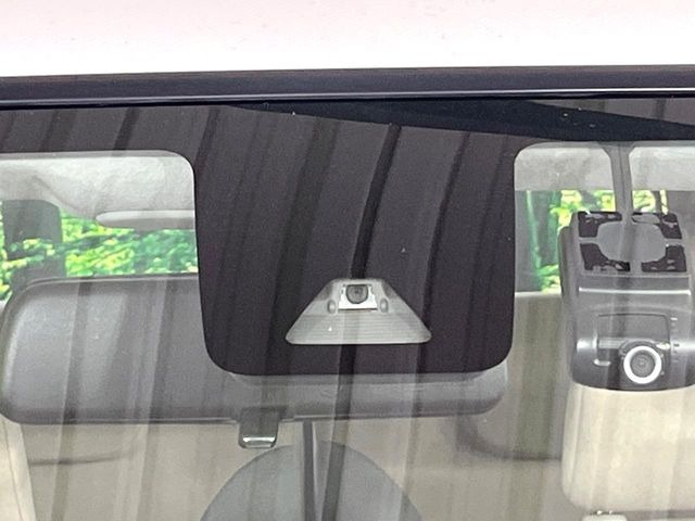 【スマートアシスト】走行中に前方の車両等を認識し、衝突しそうな時は警報とブレーキで衝突回避と被害軽減をアシスト。より安全にドライブをお楽しみいただけます。