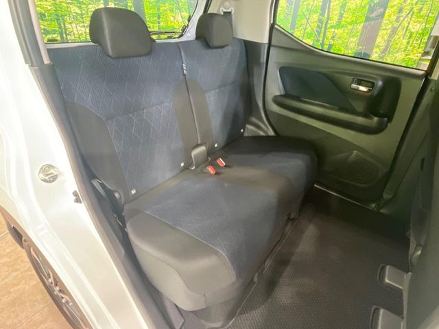 広々とした2列目シートは居住性が高く、居心地も快適!友達や家族とのお出かけにぴったりです。ベビーシートやチャイルドシート使用時も快適にお過ごしいただける十分な空間を確保しています。