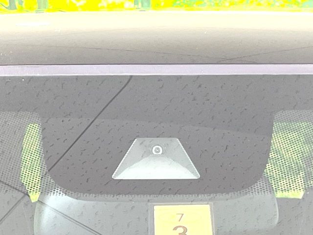 【ホンダセンシング】走行中に前方の車両等を認識し、衝突しそうな時は警報とブレーキで衝突回避と被害軽減をアシスト。より安全にドライブをお楽しみいただけます。