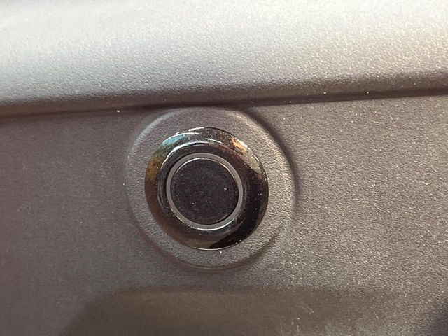 【コーナーセンサー】バンパーに付いたセンサーが障害物を検知!一定の距離に近づくとアラートで教えてくれます♪狭い駐車スペースや車庫入れ時も安心ですね☆