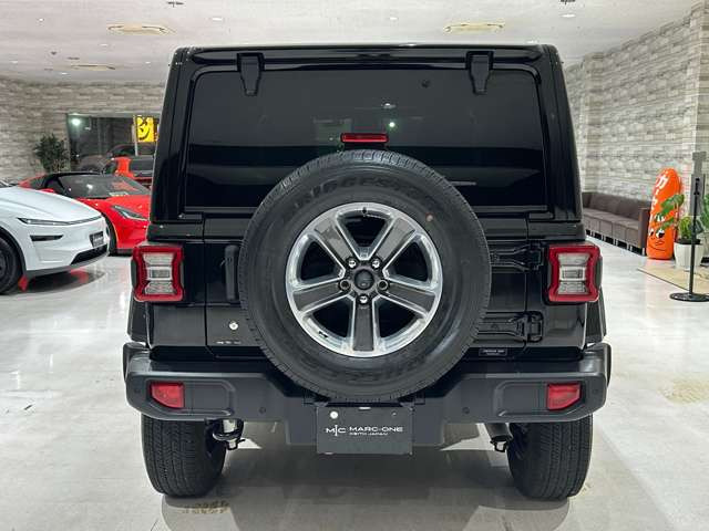 【屋内展示場完備】雨が降っても風が吹いても、暑くても寒くてもゆっくりお車をご覧いただけます⇒