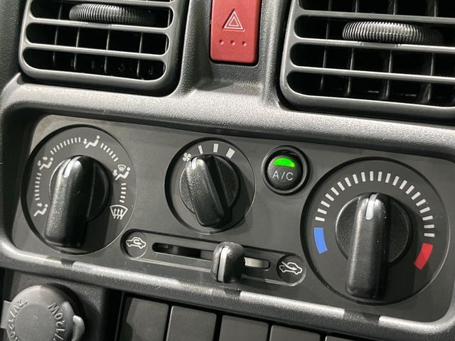 寒い冬も暑い夏も全席に快適な空調を届けてくれる、ダイヤル式エアコンを装備♪