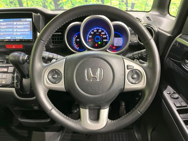 【ステアリングスイッチ】運転中、前方から目線をそらすことなく、オーディオ等の操作が可能な便利機能!安心&快適なドライブを演出してくれます♪