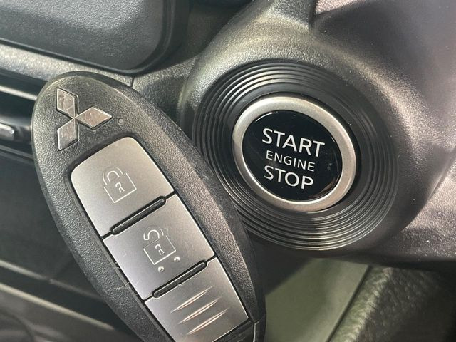 【オペレーションキー】カバンやポケットに入れたままでもドアの施錠・解錠が可能なスマートキーを装備。エンジンのオン・オフ時もカギを取り出す必要が無いからとっても便利です♪