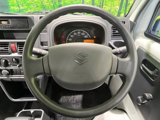 インテリアに合わせたデザインのステアリングは、運転される方のことも考え、運転しやすい形状、大きさです。是非一度、実際に触ってお確かめください。