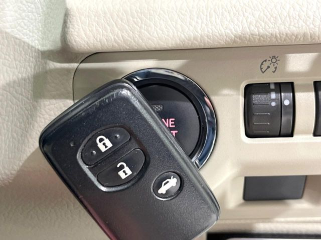 �y�A�N�Z�X�L�[&�v�b�V���X�^�[�g�z�J�o����|�P�b�g�ɓ��ꂽ�܂܂ł��h�A�̎{���E�������\�ȃX�}�[�g�L�[�𑕔��B�G���W���̃I���E�I�t�����J�M�����o���K�v�������A�{�^�����v�b�V�����邾����OK��