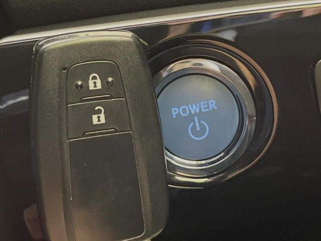 【スマートキー】カバンやポケットに入れたままでもドアの施錠・解錠が可能なスマートキーを装備。エンジンのオン・オフ時もカギを取り出す必要が無いからとっても便利です♪