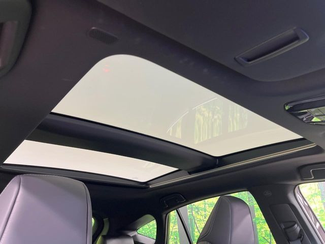【調光パノラマルーフ】車内の解放感が一気に上がる大型パノラマルーフに調光機能がプラス!日差しが強い時、シェードを閉めなくてもガラスの透明度を調整することで心地よい明るさに♪