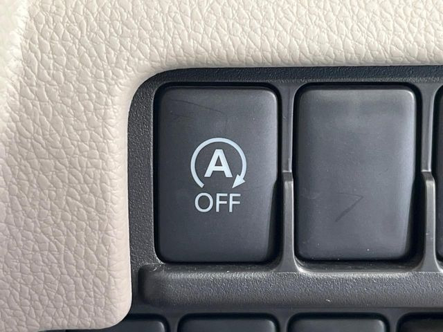 【アイドリングストップ】赤信号や渋滞で停車した際にエンジンを停止し、無駄な燃料の消費を抑えます。燃費向上や環境保護につなげる機能♪エンジンはブレーキを離せば再始動します。