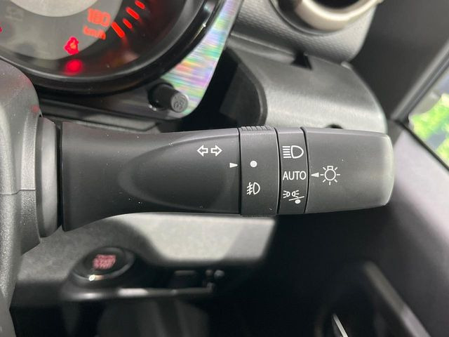 【オートライト】周りの明るさに応じて自動でヘッドライトの点灯・消灯ができる機能です!ライトの付け忘れ・消し忘れなどが無くなり、雨の日や夕方の走行も安心!トンネル通過時も便利ですね♪