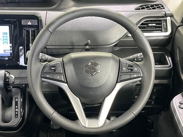 【純正革巻きステアリング】上質な革を使用することで、手にしっかり馴染みとても運転しやすいハンドルです♪