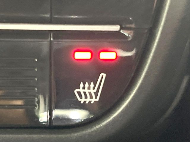 【シートヒーター】寒い日に重宝するシートヒーター!エアコンより早く温まってくれるので寒がりの人も安心ですね♪エアコンの温風は乾燥するから苦手、という方にもをおすすめです。