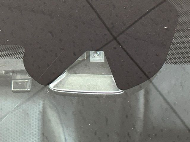 【エマージェンシーブレーキ】走行中に前方の車両等を認識し、衝突しそうな時は警報とブレーキで衝突回避と被害軽減をアシスト。より安全にドライブをお楽しみいただけます。