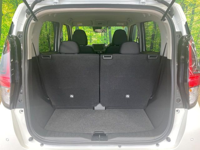 積み下ろしのしやすいデッキにはたっぷりと荷物を積み込んでいただけます。遊びから仕事まで、様々なシーンで頼れます♪