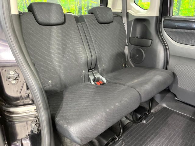 後部座席も気になるようなキズ・汚れやへたり等、大きなダメージはなく、良好な状態です。