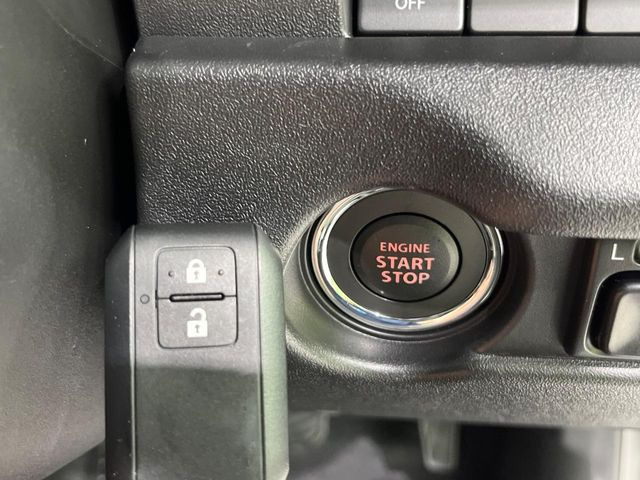 【キーレススタートシステム】カバンやポケットに入れたままでもドアの施錠・解錠が可能なスマートキーを装備。エンジンのオン・オフ時もカギを取り出す必要が無いからとっても便利です♪
