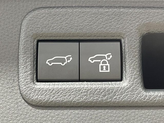 【パワーバックドア】スマートキーや運転席のボタンを押すだけでリアゲートが自動で開閉します!荷物を持っている時や、高い位置にあるバックドアを閉める際に便利な機能です♪