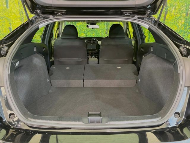 ラゲッジルームは、大容量のスペースを確保。普段のお買い物からレジャーまで、幅広く活躍してくれます!また、リアシートを倒すことでバリエーション豊かにお使いいただけます。