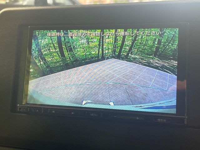 【バックカメラ】駐車時に後方がリアルタイム映像で確認できます。大型商業施設や立体駐車場での駐車時や、夜間のバック時に大活躍!運転スキルに関わらず、今や必須となった装備のひとつです!