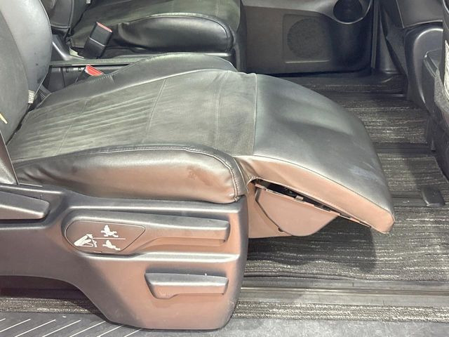 【オットマン付セカンドシート】足を延ばしてリラックスしたいときに便利なオットマン!ロングドライブや仮眠の際にもゆったり快適にお過ごしいただけます♪