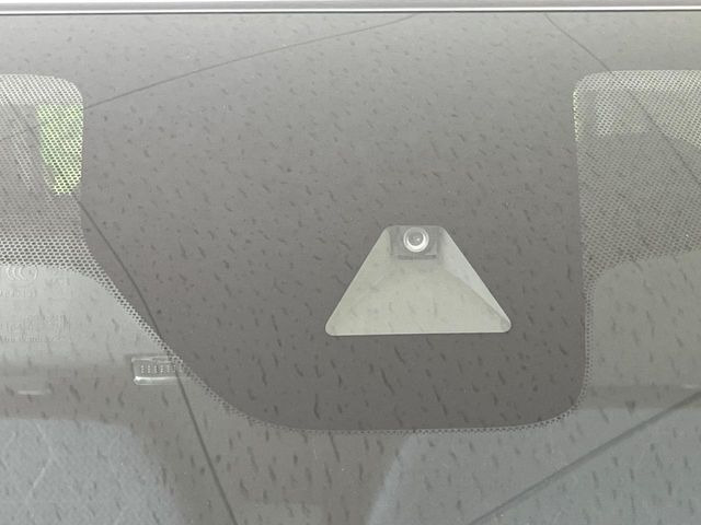 【三菱e-Assist】走行中に前方の車両等を認識し、衝突しそうな時は警報とブレーキで衝突回避と被害軽減をアシスト。より安全にドライブをお楽しみいただけます。