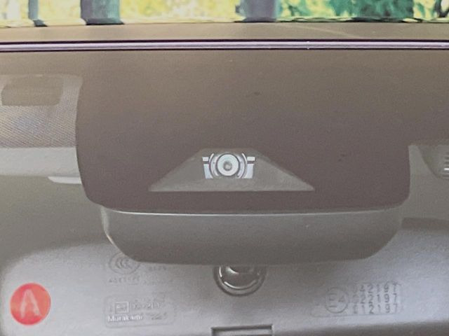 【トヨタセーフティセンス】走行中に前方の車両等を認識し、衝突しそうな時は警報とブレーキで衝突回避と被害軽減をアシスト。より安全にドライブをお楽しみいただけます。