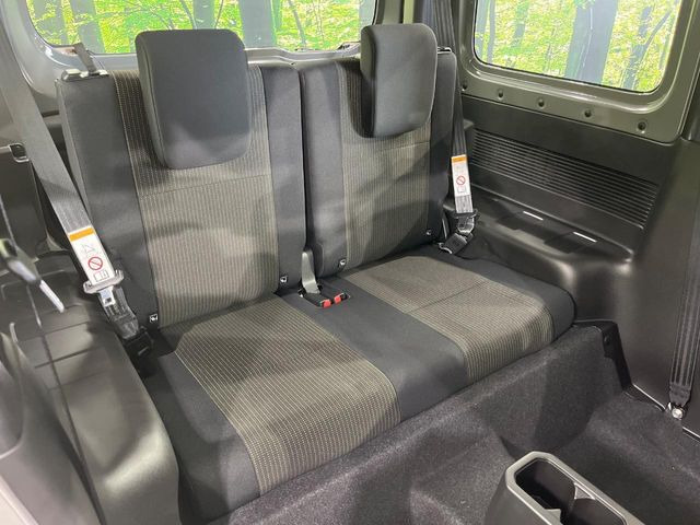 後部座席も気になるようなキズ・汚れやへたり等、大きなダメージはなく、良好な状態です。