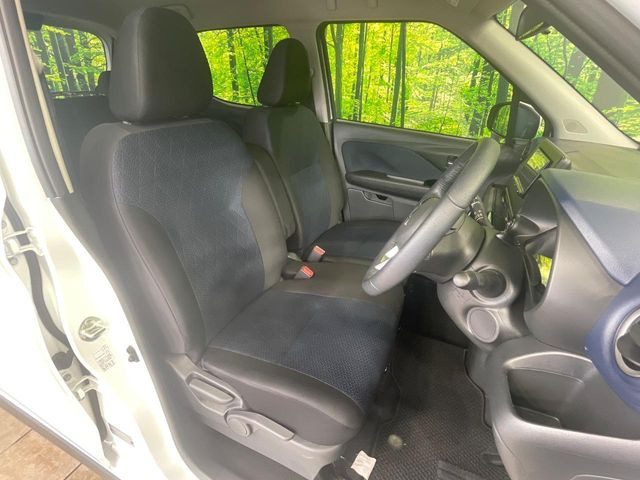 運転席まわりには十分なスペースがあり、大柄な方でもゆったり運転していただける環境です。