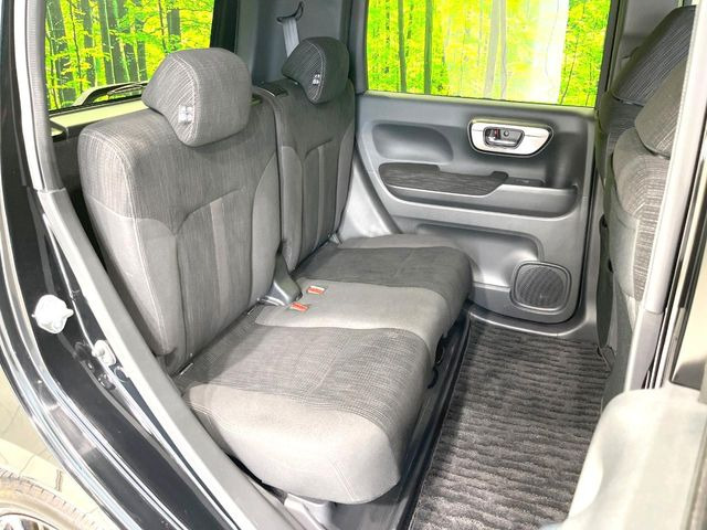 後部座席も気になるようなキズ・汚れやへたり等、大きなダメージはなく、良好な状態です。