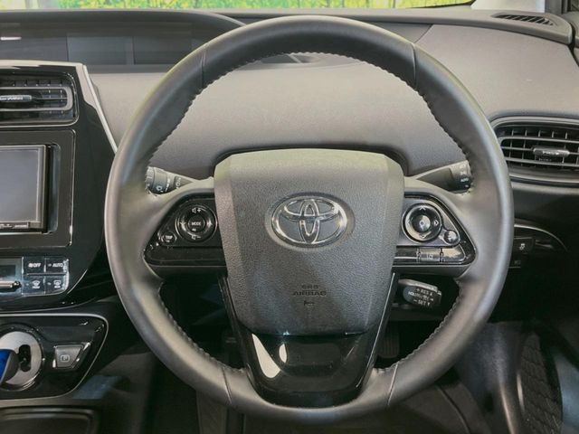 インテリアに合わせたデザインのステアリングは、運転される方のことも考え、運転しやすい形状、大きさです。是非一度、実際に触ってお確かめください。