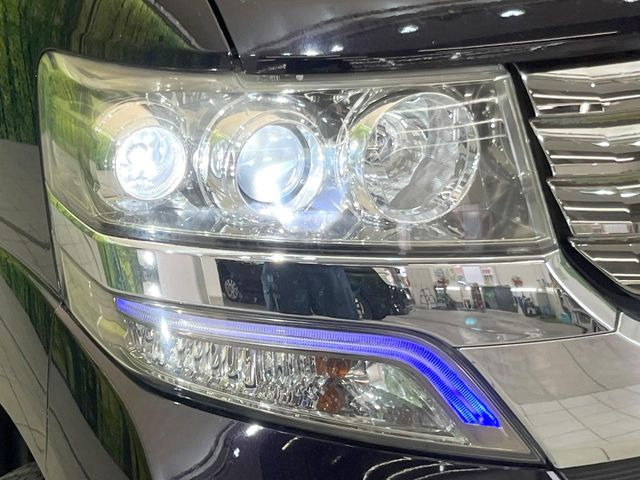 【HIDヘッドライト】非常に明るく前方を照らしてくれるので、悪天候や夜間の走行時も視界良好で安心してお乗りいただけます。