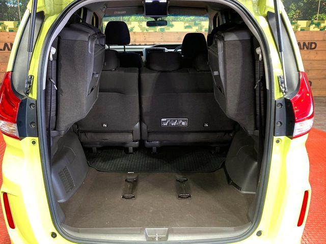 ���i�̂���������ʋ΁A���}���ɏ\���ȉ׎��X�y�[�X���m�ۂ��Ă���܂��B�Z�J���h�V�[�g��|���ƁA�傫�ȉו��̐ύڂ��\�ł���