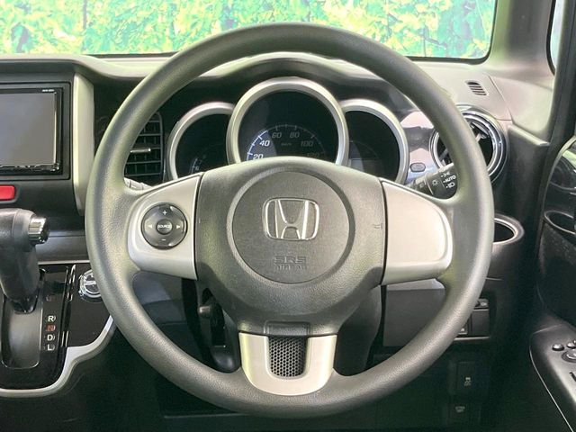 インテリアに合わせたデザインのステアリングは、運転される方のことも考え、運転しやすい形状、大きさです。是非一度、実際に触ってお確かめください。