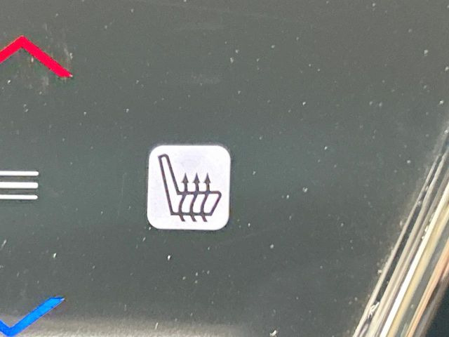 【シートヒーター】寒い日に重宝するシートヒーター!エアコンより早く温まってくれるので寒がりの人も安心ですね♪エアコンの温風は乾燥するから苦手、という方にもをおすすめです。