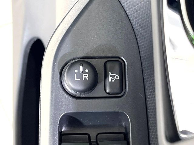 �y�d���i�[�~���[�z�T�C�h�~���[�͓d���i�[���ƂȂ��Ă���A�������ԏ�ł��L�Y�������X�N��}�����܂��B