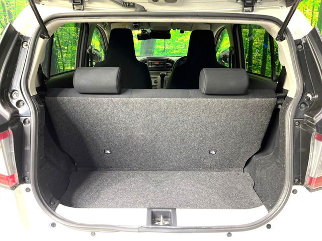 ���i�̂���������ʋ΁A���}���ɏ\���ȉ׎��X�y�[�X���m�ۂ��Ă���܂��B�Z�J���h�V�[�g��|���ƁA�傫�ȉו��̐ύڂ��\�ł���