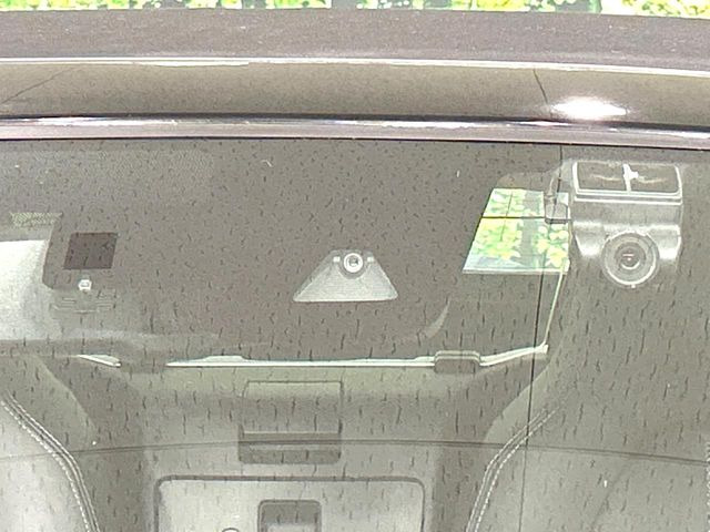 【i-ACTIVESENSE】走行中に前方の車両等を認識し、衝突しそうな時は警報とブレーキで衝突回避と被害軽減をアシスト。より安全にドライブをお楽しみいただけます。