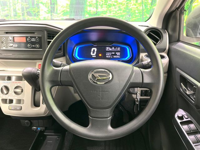 �C���e���A�ɍ��킹���f�U�C���̃X�e�A�����O�́A�^�]�������̂��Ƃ��l���A�^�]���₷���`��A�傫���ł��B�����x�A���ۂɐG���Ă��m���߂��������B