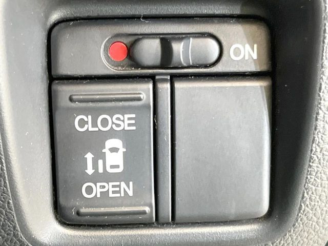 【パワースライドドア】スマートキーや運転席のスイッチでスライドドアの開閉が可能♪電動だから力を入れてドアを開ける必要が無く、小さいお子様でも、重い荷物を持っている時もラクに開け閉めできます♪